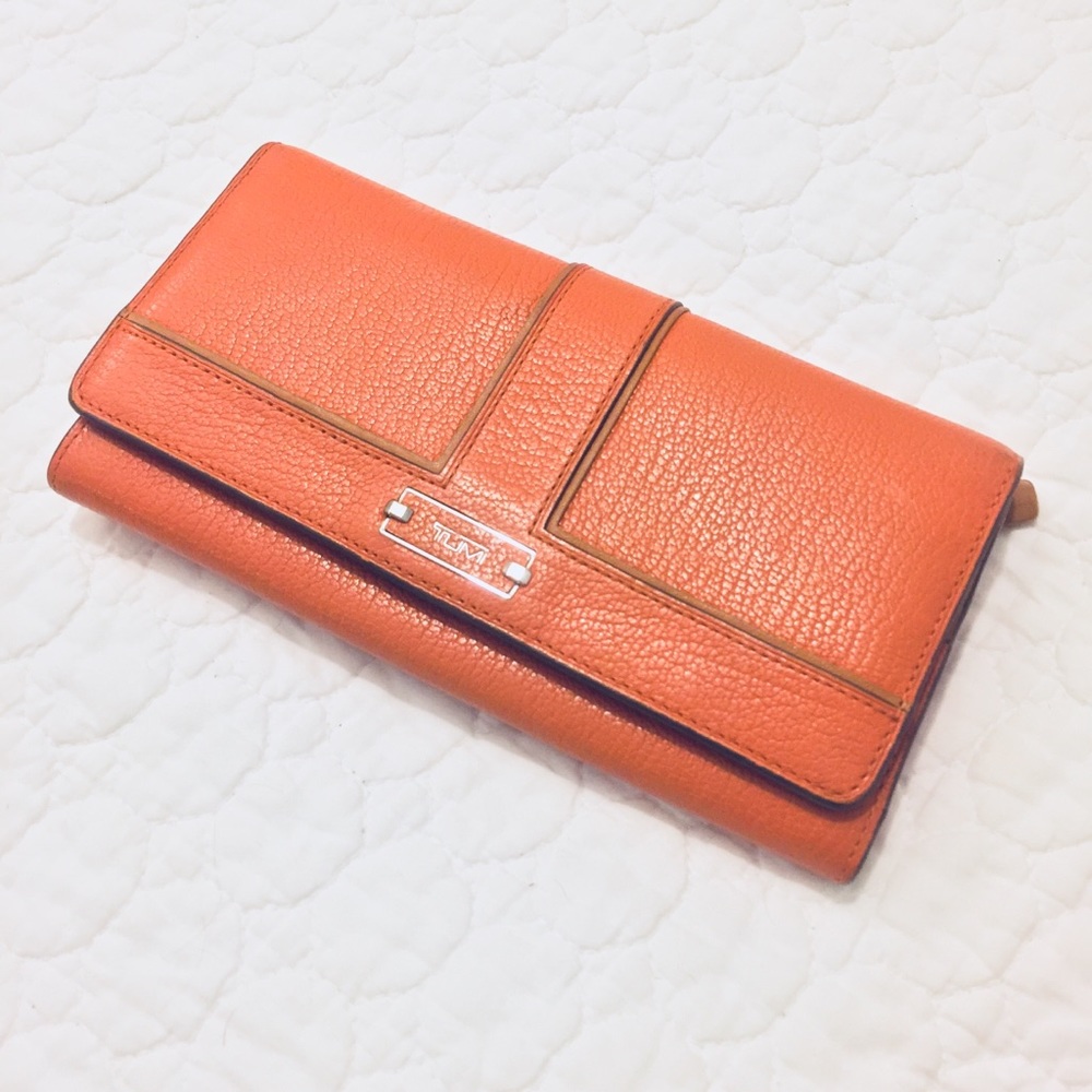 Gorgeous Like New Tumi Wallet wih RFID protection!